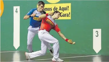  ?? ?? Altuna III levanta la pelota en los cuadros alegres ante la mirada de Ezkurdia en el partido de ayer.