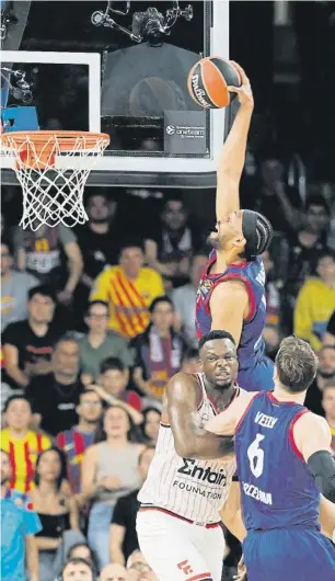  ?? LLUIS GENE / AFP ?? Jabari Parker, espectacul­ar, se dispone a machacar el aro