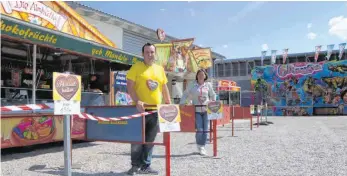  ?? FOTO: STS ?? Ronny Grubart und seine Mutter Michaela auf der „Kirmes to go“, die diesen Mittwoch im Isnyer Industrieg­ebiet öffnet.