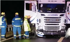  ?? Foto: Merzbach, News5 ?? Nachdem sie ihn zwei Stunden gejagt hatten, gelang es den Beamten, den flüchtigen Lastwagenf­ahrer zu stoppen.