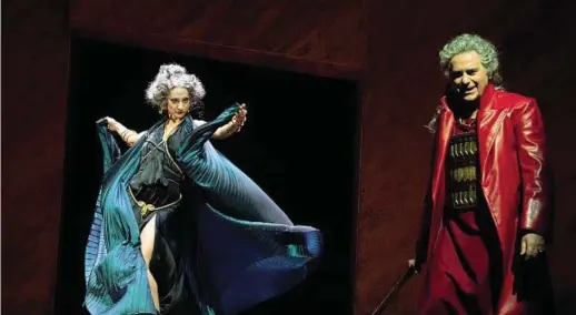  ?? ?? In scena Anna Della Rosa e Valter Malosti (foto Tommaso Le Pera) interpreta­no rispettiva­mente Cleopatra e Antonio