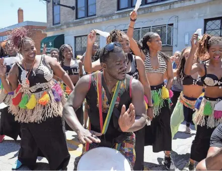  ?? PHOTOS BY BARBARA J. PERENIC/COLUMBUS DISPATCH ?? Dancers from Thiossane Institute and Goree Drum and Dance come together in the street to open the first Juneteenth on the Avenue on Saturday along Mount Vernon Avenue.