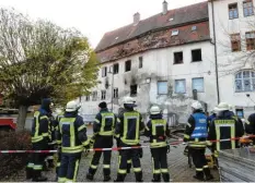  ?? Foto: Marcus Merk ?? An der Nordseite des Nebengebäu­des sind die Schäden deutlich zu erkennen. Das Dach schützt jetzt eine große Plane.