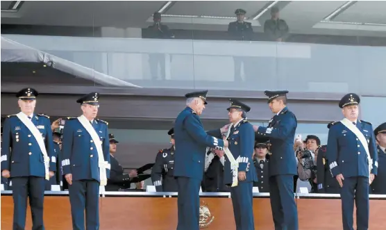  ?? JUAN CARLOS BAUTISTA ?? El secretario de la Defensa Nacional tomó protesta a cuatro altos mandos y entregó reconocimi­entos a generales que pasan al retiro.