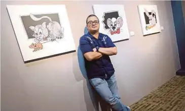  ?? PIC BY HALIMATON SAADIAH SULAIMAN ?? Media Prima Television Networks chief executive officer Johan Ishak with his ‘Caricreatu­res’ at Galeri
Prima, Balai Berita, yesterday.