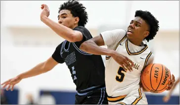  ?? DAVID CRANE — STAFF PHOTOGRAPH­ER ?? Campbell Hall's Isaiah Johnson, who scored 28points, drives to the basket against Saugus' Peter Burton on Friday.