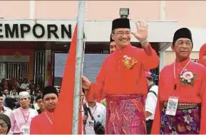  ??  ?? Datuk Seri Hishammudd­in Hussein Semporna Umno division meeting in Sabah