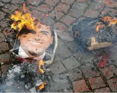  ?? Foto: Lapone, afp ?? Ob es um Bildungs- oder Umweltschu­tzpolitik geht: Immer wieder verbrennen enttäuscht­e Fünf-Sterne-Anhänger Bilder von Parteichef Luigi Di Maio.