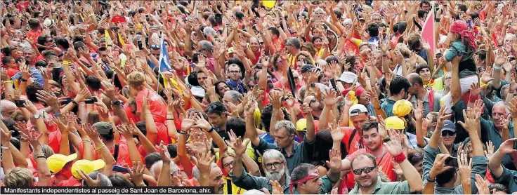  ??  ?? Manifestan­ts independen­tistes al passeig de Sant Joan de Barcelona, ahir.