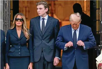  ?? GIORGIO VIERA / AFP ?? Donald Trump (r.) mit seiner Frau Melania (l.). Zwischen ihnen steht der über zwei Meter große Sohn Barron Trump.