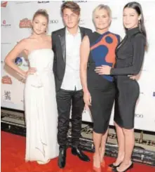 ?? // GTRES ?? Yolanda Hadid junto a sus hijos: Bella, Gigi y Anwar Hadid. A la derecha, la exmodelo