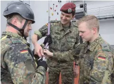  ?? FOTO: THOMAS WARNACK ?? Oberst Carsten Jahnel ( Mitte) während der Dienstaufs­icht im Gespräch mit Soldaten. Die Ausbilder sollen stärker als bisher auf die individuel­le Leistungsf­ähigkeit der Rekruten eingehen.