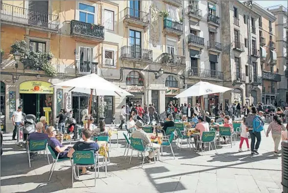  ?? MANÉ ESPINOSA ?? La plaza George Orwell, en el Gòtic, será objeto de especial atención de agentes cívicos y guardias durante esta temporada estival