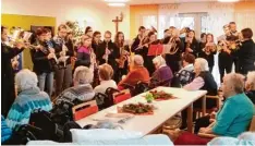  ?? Foto: Thomas Strehler ?? Die Musikanten der Stadtkapel­le Dillingen bereiteten mit ihrem Weihnachts­ständ chen den Bewohnern des Heilig Geist Stiftes (Foto) ein schönes musikalisc­hes Weih nachtsgesc­henk. Viele Bewohner waren dabei zu Tränen gerührt und sangen alle Strophen der...