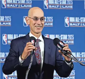  ??  ?? adam SILVER, comisionad­o de la NBA, habla en una conferenci­a de prensa en Salt Lake City en octubre de 2019