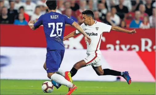  ??  ?? COMO UN TIRO. Jesús Navas cruza su disparo ante Nagy en la acción que dio lugar al 1-0.