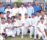  ??  ?? Sunil Gavaskar XI with chief guest Vinod Despande and Vice President of MCA Dr. P V Shetty.