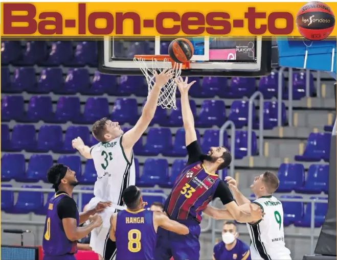  ??  ?? Simon Birgander, pívot sueco del Joventut, y Nikola Mirotic, ala-pívot del Barça, luchan por un balón a la altura del aro ayer en el Palau Blaugrana.