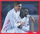  ??  ?? Varane y Mendy festejan el triunfo.