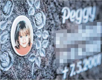  ?? FOTO: DPA ?? Der Grabstein mit Peggys Porträt auf dem Friedhof in Nordhalben (Bayern). Das neunjährig­e Mädchen aus dem fränkische­n Lichtenber­g war 2001 verschwund­en.