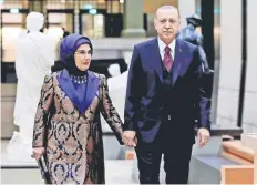  ??  ?? El presidente de Turquía, Recep Tayyip Erdogan, y su esposa Emine Erdogan llegan a una cena por el Día del Armisticio, en París, Francia.
