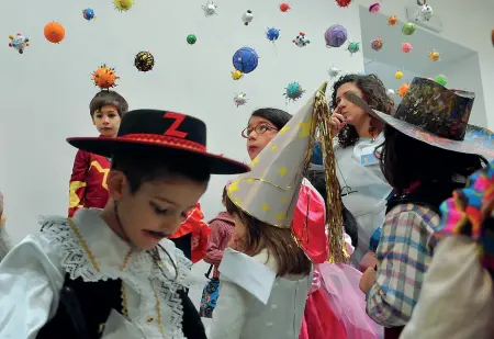  ??  ?? Costumi Una scolaresca in maschera alla Biennale, nei laboratori i piccoli incontrano anche scienziati