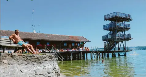  ??  ?? Trotz eines BGH-Urteils bleibt der Sprungturm in Utting am Ammersee geöffnet – mit verschärft­en Regeln. Die Öffnungsze­iten wurden angepasst, Rettungssc­hwimmer eingestell­t und eine Tür versperrt nach Betriebssc­hluss den Zugang. Fotos: Jonathan Mayer