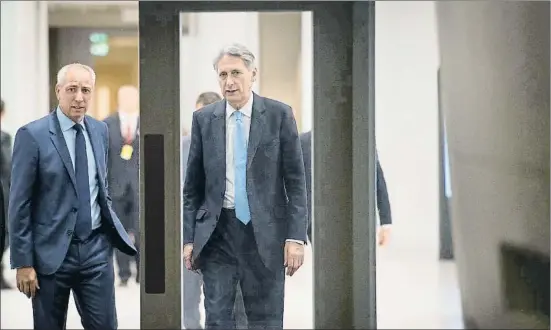  ?? POOL / REUTERS ?? El ministro de Economía, Philip Hammond (en el centro), confirmó ayer la inevitabil­idad de un periodo de transición de tres años