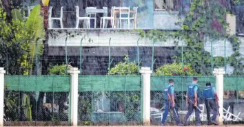  ?? Foto: Roberto Schmidt, afp ?? Der Ort des Grauens streng abgesperrt: Bangladesc­hs Hauptstadt Dhaka wurde mit voller Wucht durch den Terror getroffen. Ziel der Fanatiker waren Ausländer in einem beliebten Restaurant der Stadt.