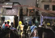  ??  ?? FAULTY ELECTRICAL WIRING? Mula sa ilang metro, tinatanaw ng mga residente ang apoy na sumiklab sa isang residentia­l area sa Bgy. Tambo, Parañaque City, kamakalawa. Nasa 30 pamilya ang nasunugan. MANNY LLANES