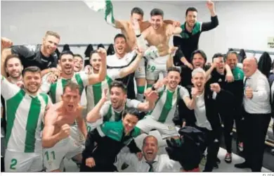  ?? EL DÍA ?? El Córdoba CF Futsal celebra su victoria sobre el Manzanares en el vestuario.