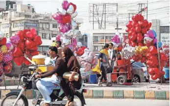  ?? SHAHZAIB AKBER, EUROPEAN PRESSPHOTO AGENCY ?? Balloon hearts are out in full force Tuesday on the streets of Karachi, Pakistan, despite a court’s declaratio­n to stop the “spread of love … immorality, nudity and indecency” in public places.