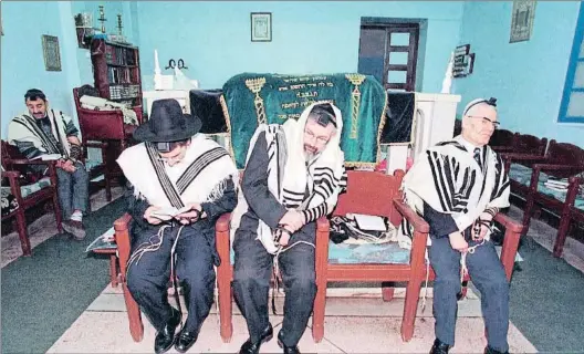  ?? ABDELHAK SENNA / AFP ?? A Marràqueix. Jueus marroquins, a la sinagoga de Mellah (Marràqueix) el 1999.
A baix, l’artista i activista alemany Oliver Bienkowski