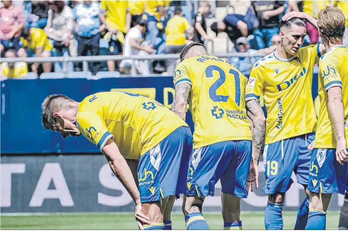  ?? ?? Desolación en los jugadores del Cádiz en el encuentro ante el Mallorca disputado el pasado domingo.