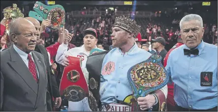  ?? fotos: efe/ap ?? el mexicano saúl ‘Canelo’ Álvarez se llevó el triunfo por decisión unánime de los tres jueces tras dominar los 12 asaltos ante el kazajo Gennady Golovkin en la t-mobile Arena de Las Vegas