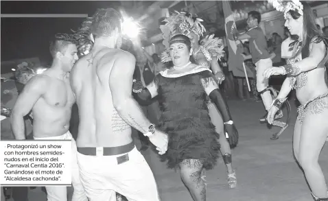  ??  ?? • Protagoniz­ó un show con hombres semidesnud­os en el inicio del “Carnaval Centla 2016”. Ganándose el mote de “Alcaldesa cachonda”.