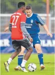  ?? FOTO: LENNART PREISS/OH ?? Zweikampf mit David Alaba: Sebastian Stengel aus Langenarge­n (rechts).