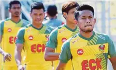  ??  ?? SKUAD Kedah tidak diterajui Azraai pada musim depan. Saya tidak kecil hati mahupun terkilan kerana bagi saya apa yang penting adalah segala usaha perlu dilakukan KFA untuk memulihkan pasukan”