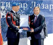  ??  ?? Слика за споменар: Министар Стефановић и бивши командант Жандармери­је Горан Драговић