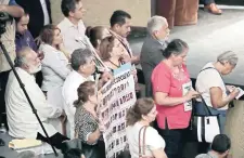  ??  ?? Familiares de desapareci­dos o asesinados gritaron, lloraron y lucharon para mostrar a Andrés Manuel López Obrador la manta con el rostro de su víctima.
