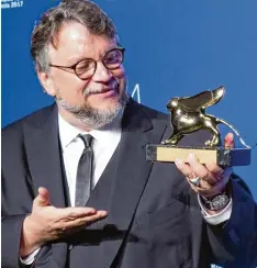  ?? Foto: Imago/Xinhua ?? Der erste Mexikaner, dem ein Goldener Löwe in die Hand fliegt: Guillermo del Toro, Regisseur des Films „The Shape of Water“.