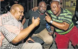  ?? Picture: ADRIAN DE KOCK ?? IN VINO VERITAS: Bongani Matsane, Macbeth Ncongwane and Sbu Themba share a drink and a laugh at Le Roi in Camps Bay