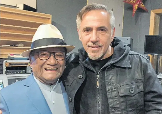  ??  ?? Amigos. El mexicano Manzanero (81 años) y el argentino Lerner (60); la relación comenzó con el tema “No hace falta que lo digas”.