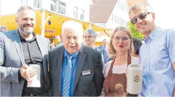  ?? FOTOS: STEFFEN LANG ?? Vier Generation­en HGV (von links): Klaus Michelberg­er, Anton Michelberg­er, Mitbegründ­er des Stadtfests, die jetzige HGV-Chefin Christiane Vincon Westermaye­r und ihr Vorgänger Karl-Heinz Buschle.