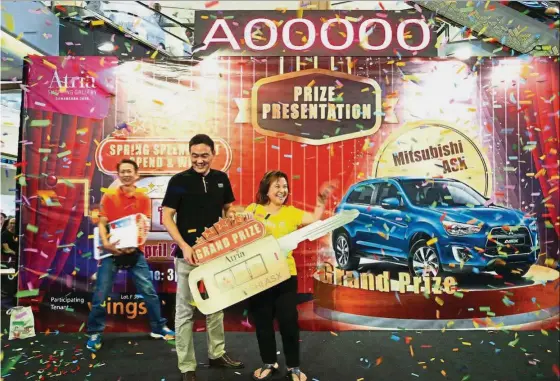  ??  ?? Former Lucky Draw winner Lim Yoke Kim receiving her prize from Atria retail director, Lee Beng Beng.