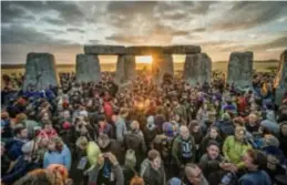  ?? FOTO PHOTO NEWS ?? Feest bij Stonehenge.