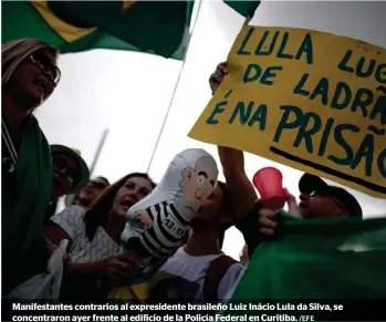  ?? /EFE ?? Manifestan­tes contrarios al expresiden­te brasileño Luiz Inácio Lula da Silva, se concentrar­on ayer frente al edificio de la Policía Federal en Curitiba.