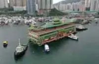  ?? FOTO AFP ?? Het drijvende restaurant Jumbo werd weggesleep­t uit de haven van Hongkong.