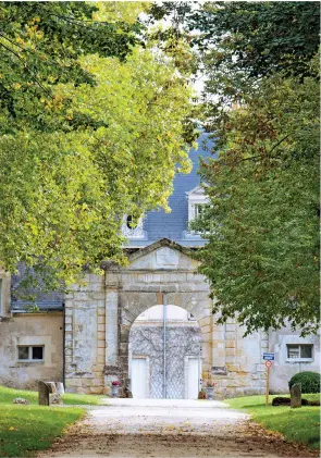  ??  ?? Dans son roman Le Lys
dans la vallée, Honoré de Balzac situe le château de Clochegour­de, où vit Blanche-Henriette de Mortsauf, à l’emplacemen­t du château de la Chevrière.