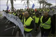  ?? (Photo Frantz Bouton) ?? Des « gilets jaunes » en manifestat­ion sur la promenade des Anglais dimanche  décembre.